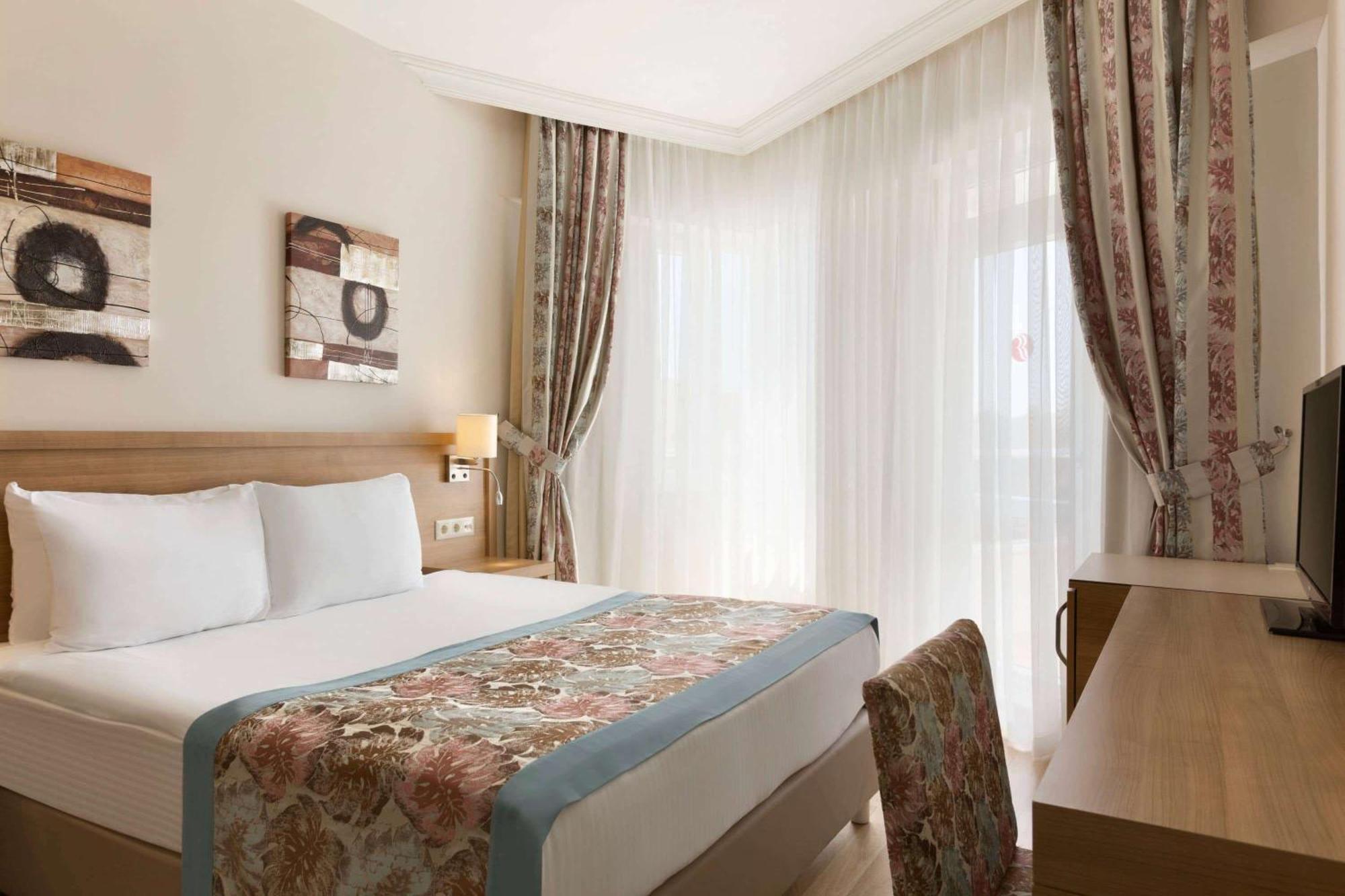 Ramada Resort By Wyndham Lara Antalya Eksteriør bilde
